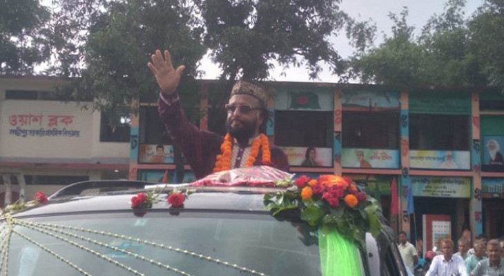 বর্ণিল আয়োজনে প্রধান শিক্ষকের রাজকীয় বিদায়, কান্নায় ভাসলেন শিক্ষক-শিক্ষার্থী